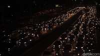 Sejumlah kendaraan terjebak macet di ruas jalan yang berada di kawasan Jakarta di masa PSBB transisi.