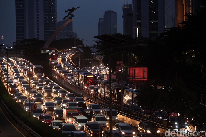 Masuk PSBB Transisi, Jakarta Kini Macet Lagi Kemacetan terlihat di ruas jalan ibu kota. Meningkatnya volume kendaraan itu karena sejumlah pegawai telah kembali bekerja di kantor di masa PSBB transisi.