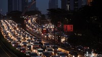 Antrean panjang kendaraan terlihat di ruas jalan Gatot Subroto Jakarta arah Cawang, Senin (8/6/2020).