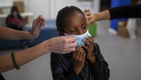 Para siswa diwajibkan untuk mengenakan masker saat beraktivitas di sekolah.