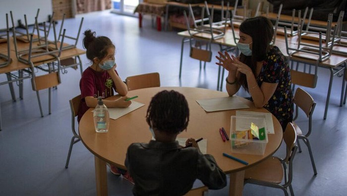 Melihat Hari Pertama Anak SD di Spanyol Kembali Bersekolah Sejumlah anak sekolah dasar di Barcelona, Spanyol, kembali bersekolah di sekolah. Beragam protokol kesehatan pun diterapkan guna cegah COVID-19.