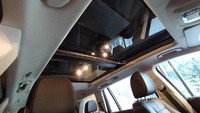 New GLS 450 juga dibekali panoramic sliding sunroof yang besar. Panoramic sliding sunroof ini disebut lebih luas 50 persen dibanding dengan model GLS pendahulunya.(Foto: Luthfi Anshori)