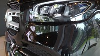 Mobil ini dibekali Multibeam LED dan Adaptive Highbeam Assist Plus. Sistem pencahayaan ini memakai total 112 titik lampu LED per headlamp dan dapat mengontrol 84 LED secara terpisah. Lampu ini bisa menyorot hingga jarak yang mencapai lebih dari 650 meter.(Foto: Luthfi Anshori)