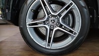 New GLS 450 dibekali pelek aluminium dual tone, dengan emblem AMG. Di bagian dalam pelek, tersemat rem cakram dengan lubang yang menjadi ciri khas.(Foto: Luthfi Anshori)