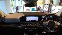 Dari segi interior, pengemudi dan penumpang bagian depan dimanjakan dengan panel layar instrumen yang besar. Panel instrumen ini bisa menjalankan berbagai fungsi termasuk untuk konektivitas Android Auto dan Apple CarPlay.(Foto: Luthfi Anshori)