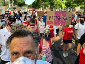 Senator Republikan Mitt Romney Ikut Aksi Demo Kematian George Floyd