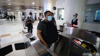 Di masa PSBB transisi kali ini, MRT Jakarta beroperasi mulai pukul 05.00-21.00 WIB pada hari kerja. Sedangkan ketika hari libur, MRT Jakarta beroperasi mulai pukul 06.00-20.00 WIB.