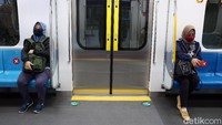 PT MRT Jakarta tetap menerapkan protokol kesehatan yang selama ini telah dilaksanakan seperti pemeriksaan suhu tubuh dan mewajibkan pemakaian masker bagi penumpang.