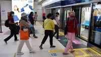 Seluruh stasiun MRT Jakarta dibuka kembali seperti biasa dengan membuka seluruh 13 stasiun.