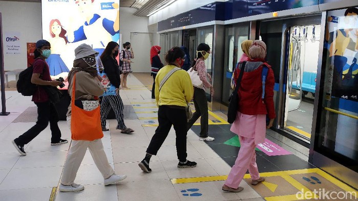 Di masa PSBB transisi, layanan transportasi MRT Jakarta kembali beroperasi normal. Namun jumlah penumpang hanya dibatasi 65 orang dalam satu kereta dan totalnya 390 penumpang dalam satu rangkaian kereta.