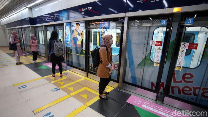 Di masa PSBB transisi, layanan transportasi MRT Jakarta kembali beroperasi normal. Namun jumlah penumpang hanya dibatasi 65 orang dalam satu kereta dan totalnya 390 penumpang dalam satu rangkaian kereta.