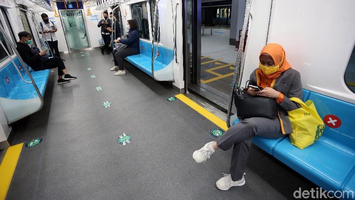 Di masa PSBB transisi, layanan transportasi MRT Jakarta kembali beroperasi normal. Namun jumlah penumpang hanya dibatasi 65 orang dalam satu kereta dan totalnya 390 penumpang dalam satu rangkaian kereta.