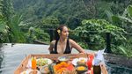 Pesona Niken Anjani Saat Nikmati Kopi hingga Floating Breakfast