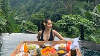 Masih di Ubud, Niken juga menikmati floating breakfast dengan menu menggugah selera. Ada waffle, salad, hingga nasi goreng yang pasti bikin kenyang. Foto: Instagram nikenanjanii