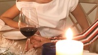  Salah satu aktris film Nanti Kita Cerita Tentang Hari Ini sedang makan malam. Pakai baju putih, Niken ditemani segelas red wine. Foto: Instagram nikenanjanii