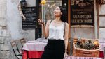 Pesona Niken Anjani Saat Nikmati Kopi hingga Floating Breakfast