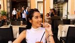 Pesona Niken Anjani Saat Nikmati Kopi hingga Floating Breakfast