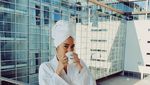 Pesona Niken Anjani Saat Nikmati Kopi hingga Floating Breakfast
