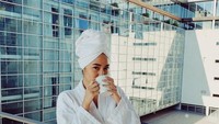 Slurpp! Pagi-pagi enaknya minum kopi, seperti Niken yang baru saja mandi ini. Foto: Instagram nikenanjanii