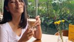 Pesona Niken Anjani Saat Nikmati Kopi hingga Floating Breakfast