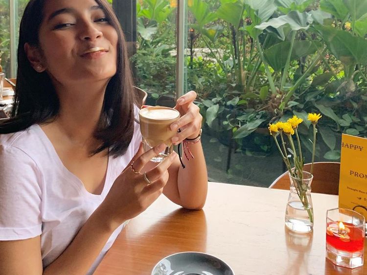 Pesona Niken Anjani Saat Nikmati Kopi hingga Floating Breakfast