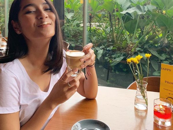 Pesona Niken Anjani Saat Nikmati Kopi hingga Floating Breakfast