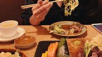 Kalau kopi adalah minuman favoritnya, untuk makanan Niken suka makanan Jepang. Lihat saja wajahnya yang semangat mencicipi makanan Jepang. Foto: Instagram nikenanjanii