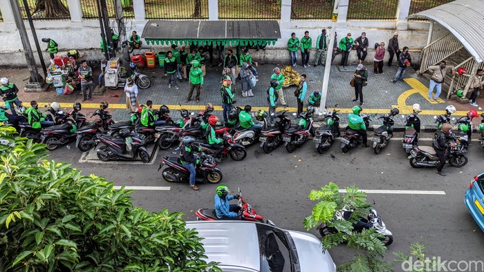 Pemprov DKI Jakarta telah mengijinkan Ojol untuk kembali manrik penumpang. Hari ini, ojek online mulai terlihat di mana-mana, di sejumlah bahu jalan.