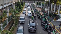 Suasana semrawut juga terlihat di depan Stasiun Palmerah. Tampak puluhan ojek online parkir di bahu jalan. Seperti diketahui ojek online juga sudah diperbolehkan untuk narik penumpang mulai Senin (8/6/2020). Ari Saputra/detikcom.