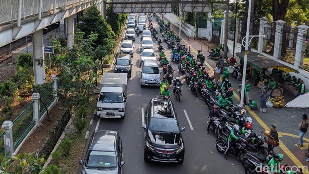 Pemprov DKI Jakarta telah mengijinkan Ojol untuk kembali manrik penumpang. Hari ini, ojek online mulai terlihat di mana-mana, di sejumlah bahu jalan.