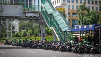Di kawasan Senayan, pemandangan Ojol ngetam juga mulai terlihat. Grandyos Zafna/detikcom.