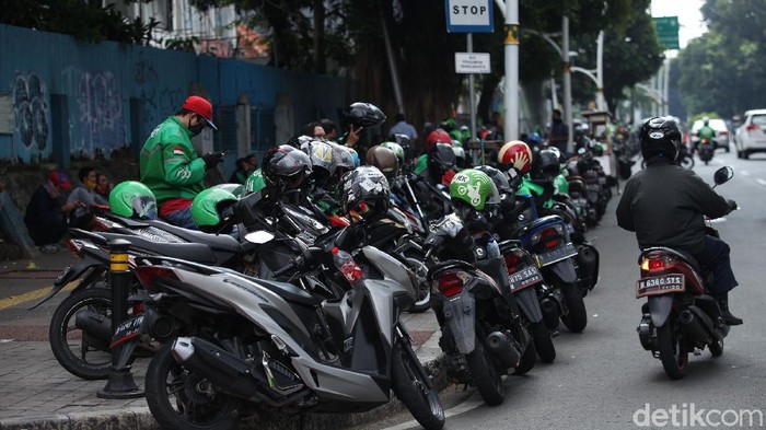 Ojol Kembali Kuasai Bahu Jalan di Jakarta Pemprov DKI Jakarta telah mengijinkan Ojol untuk kembali manrik penumpang. Hari ini, ojek online mulai terlihat di mana-mana, di sejumlah bahu jalan.