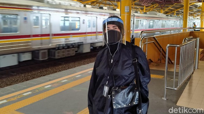 Pakai face shield dan baju parasut di KRL Pakai face shield dan baju parasut di KRL