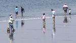 Pantai di Jepang Ramai Pengunjung Saat Era New Normal