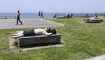 Pantai di Jepang Ramai Pengunjung Saat Era New Normal