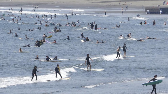 Pantai di Jepang Ramai Pengunjung Saat Era New Normal Pantai di kawasan Fujisawa, Prefektur Kanagawa ramai dikunjungi pengunjung. Tak sedikit dari mereka yang berselancar di pantai tersebut. Berikut potretnya.