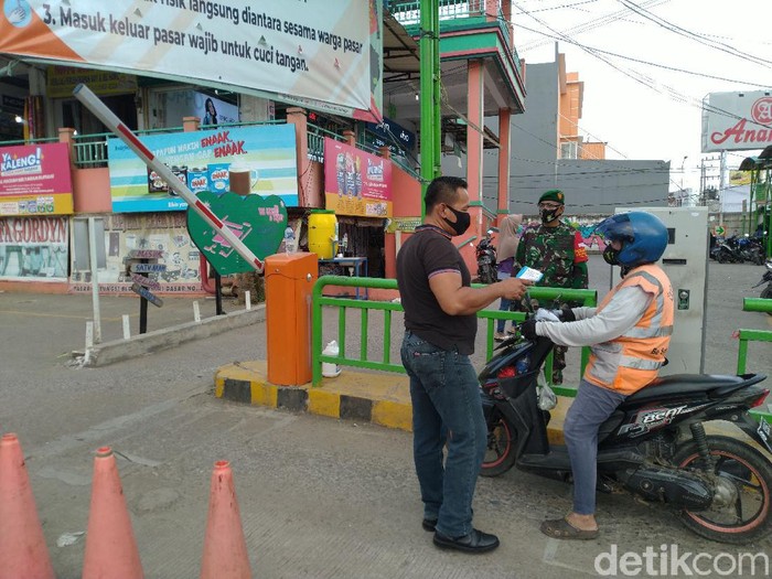Pasar Cileungsi Bogor dibatasi jam operasionalnya setelah menjadi klaster penyebaran virus Corona (Sachril Agustin/detikcom)
