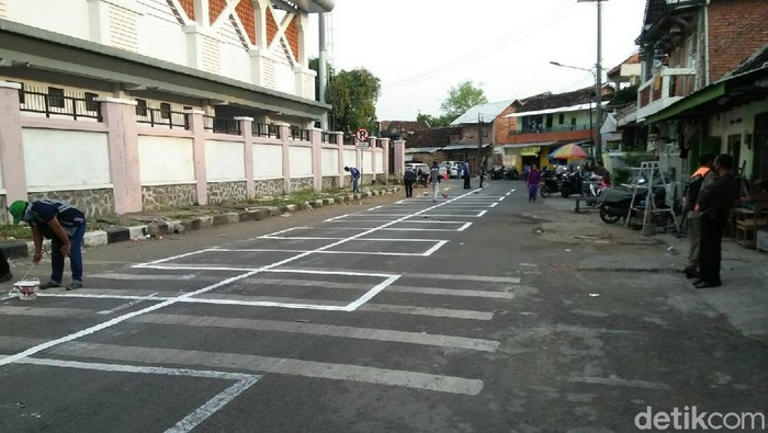 Pasar Krempyeng di Surabaya Akan Terapkan Physical Distancing