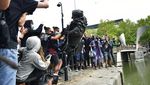 Patung Pedagang Budak di Inggris Dirobohkan Demonstran Anti Rasisme