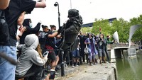 Aksi Black Lives Matter sendiri mulai dilakukan oleh sejumlah warga di berbagai negara dunia usai video yang merekam kematian seorang pria kulit hitam AS bernama George Floyd menjadi viral di dunia maya. Kematian George Floyd yang dinilai sebagai salah satu akibat dari tindakan rasis oknum polisi di Minneapolis, Amerika Serikat, itu memicu gelombang protes dari warga dunia.