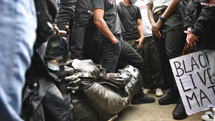 Patung Pedagang Budak di Inggris Dirobohkan Demonstran Anti Rasisme Aksi Black Lives Matter turut berlangsung di Inggris. Patung Edward Colston yang merupakan pedagang budak di masa silam pun jadi sasaran demonstran di aksi itu.