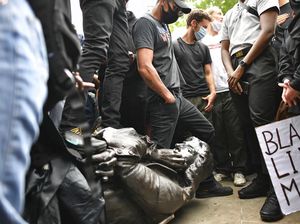 Patung Pedagang Budak di Inggris Dirobohkan Demonstran Anti Rasisme