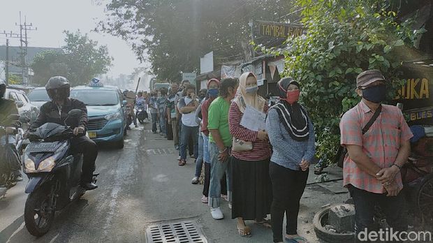 pembagian bansos di kantor pos karangpilang