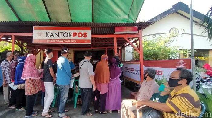 pembagian bansos di kantor pos karangpilang