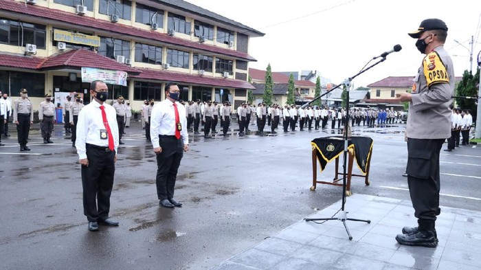 Pemberian penghargaan dari Kapolda Sumsel (Raja Adil-detikcom)