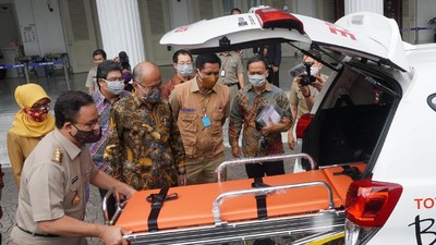 Anies Cek Ambulans untuk Penanganan COVID-19