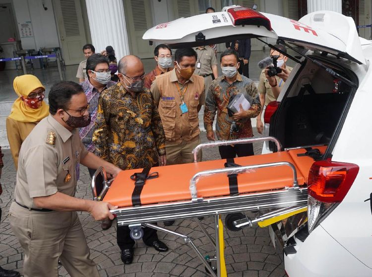 Anies Cek Ambulans untuk Penanganan COVID-19