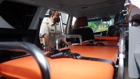 Anies Baswedan mengecek ranjang ambulans.