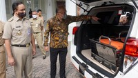 Penyerahan ambulans dan APD ini dalam upaya untuk menanggulangi pandemi COVID-19.