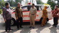 Gubernur DKI Jakarta Anies Baswedan berbincang dengan Presiden Direktur PT Toyota Motor Manufacturing Indonesia Warih Andang Tjahjono, Wakil Presiden Direktur TMMIN Edward Otto Kanter, Kepala Dinas Kesehatan DKI Jakarta Widyastuti, dan Direktur TMMIN Bob Azam berbincang di sela-sela penyerahan donasi di Balai Kota DKI Jakarta, Senin (8/6/2020).